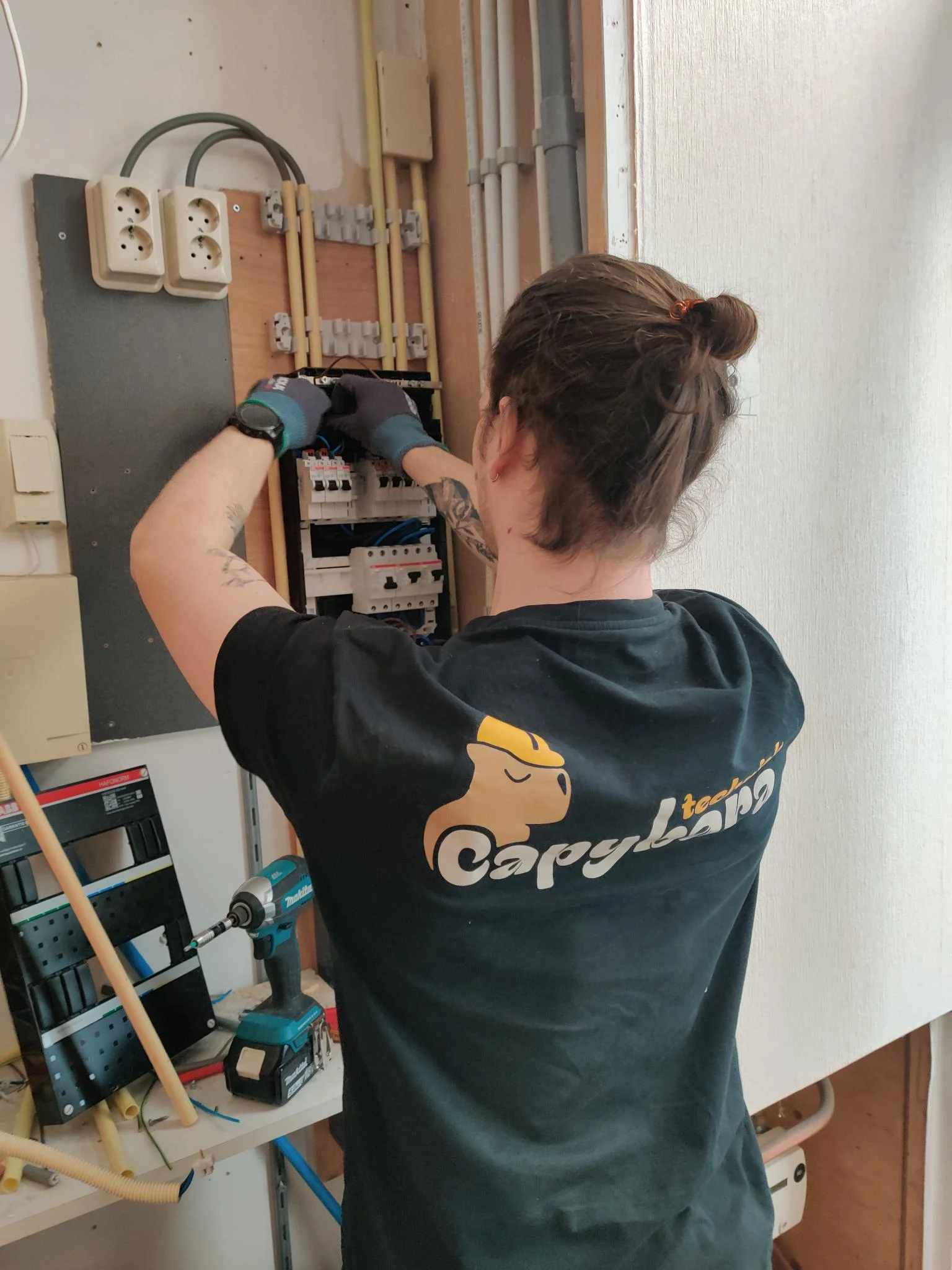 Werkzaamheden aan een groepenkast tijdens vervanging